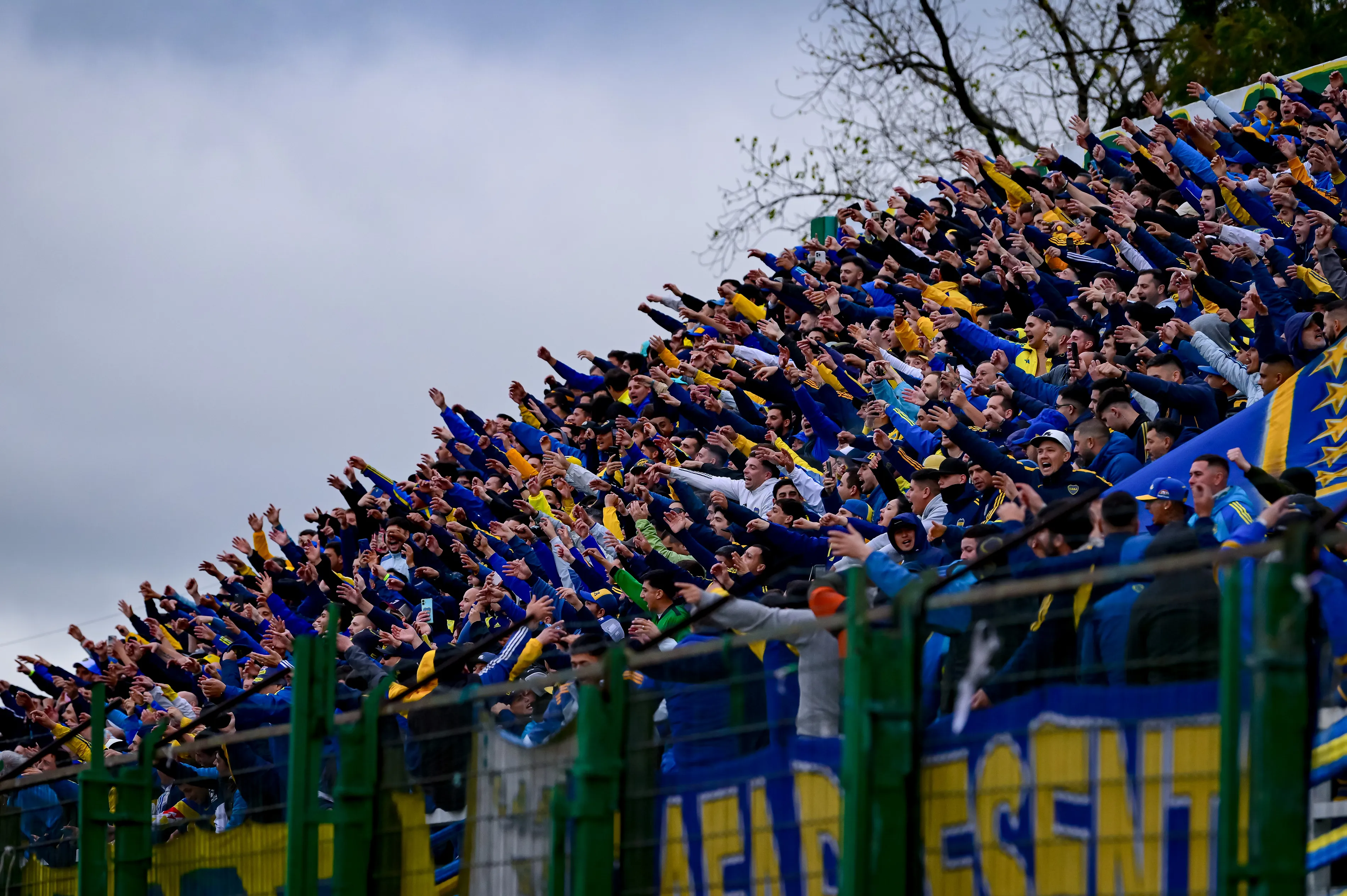 Los hinchas de Boca en el Estadio Norberto Tomaghello. (Getty Images)