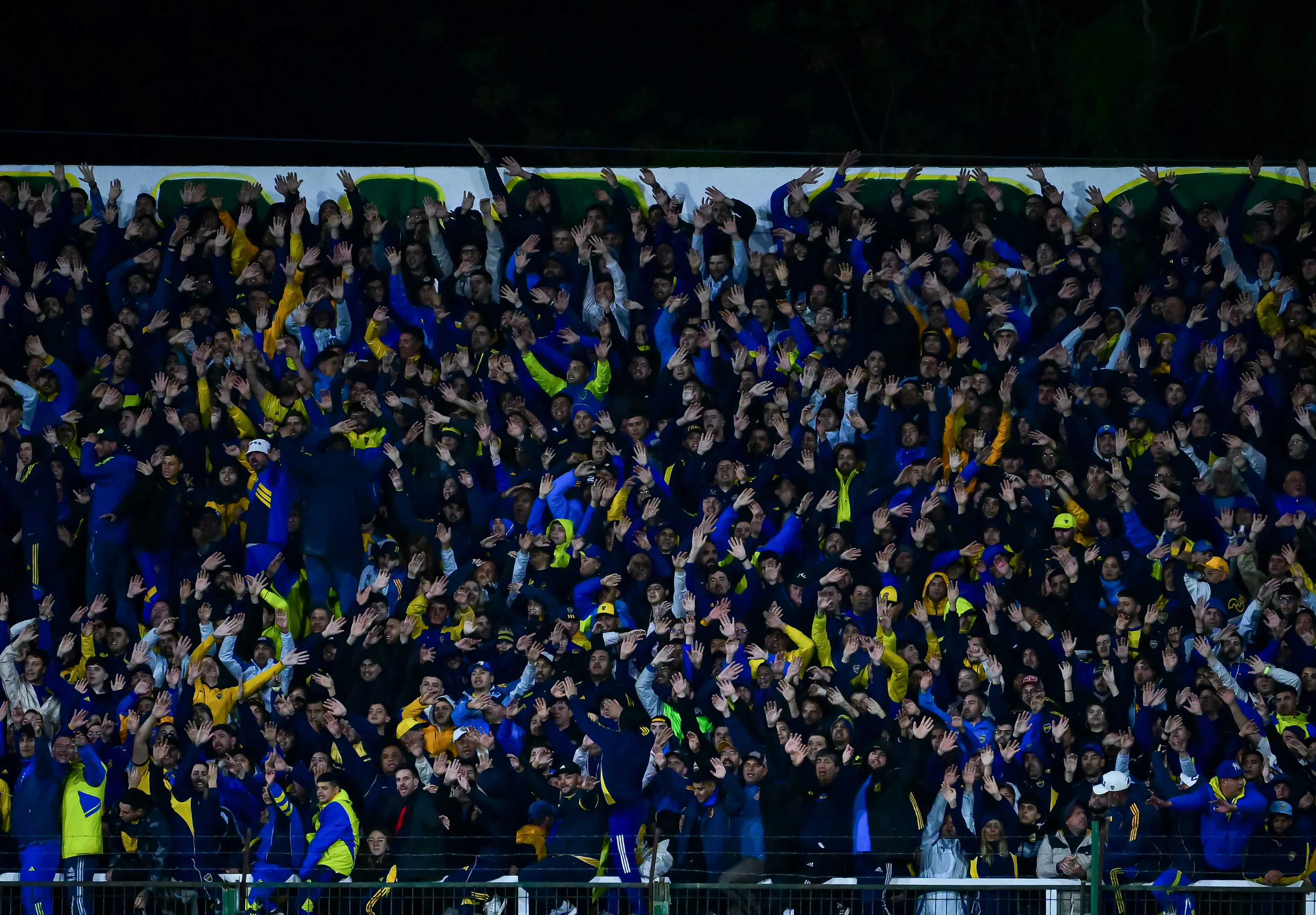 Los hinchas de Boca en el Estadio Norberto Tomaghello. (Getty Images)