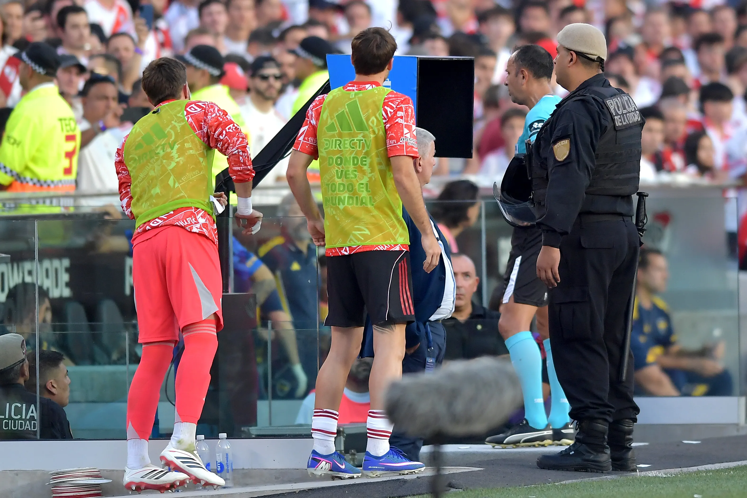 Darío Herrera chequeó la mano de Rivero que derivó en el penal para Boca. (Foto: Getty).