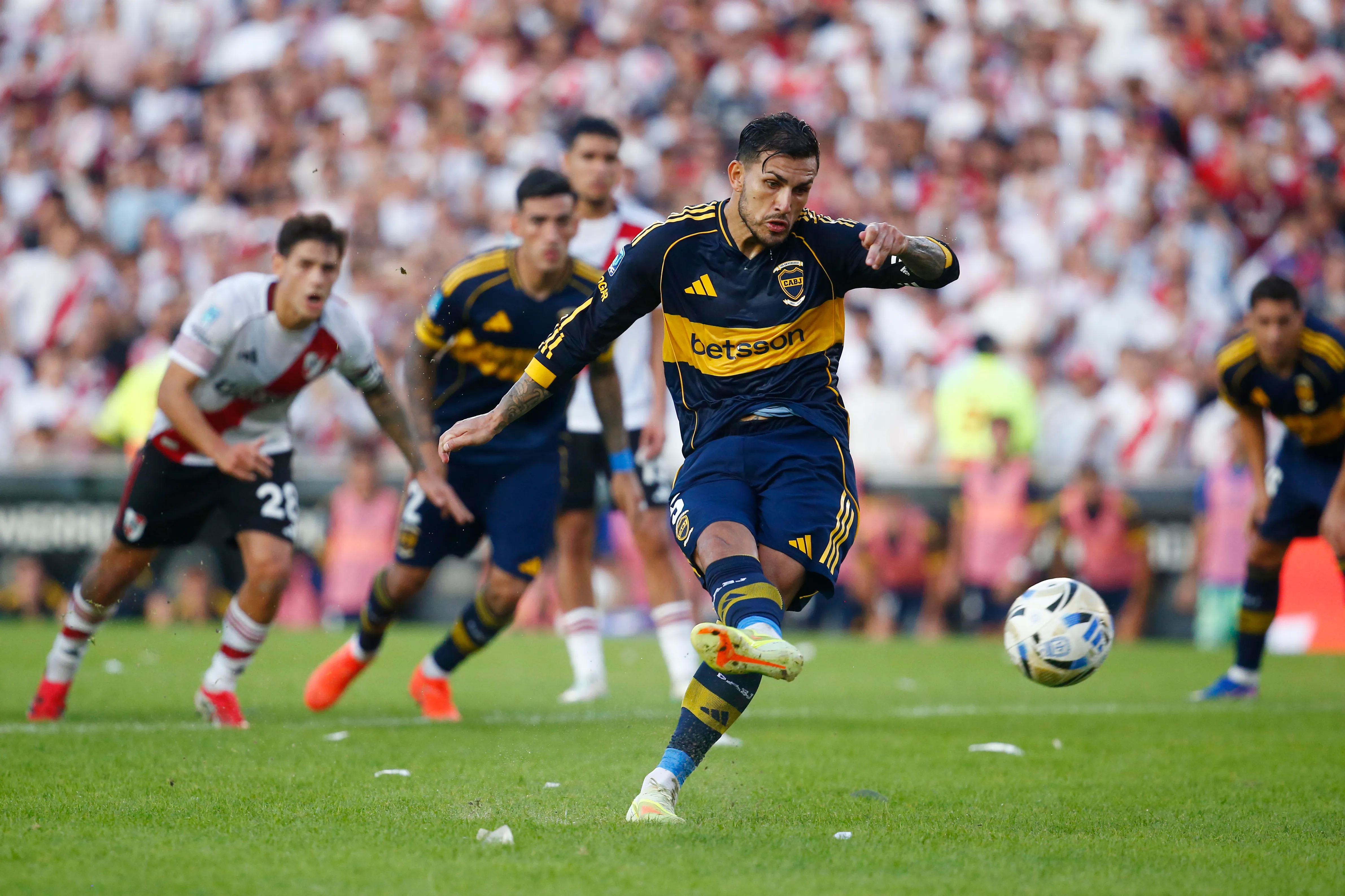 Leandro Paredes, autor del único gol del Superclásico. (Foto: Getty).