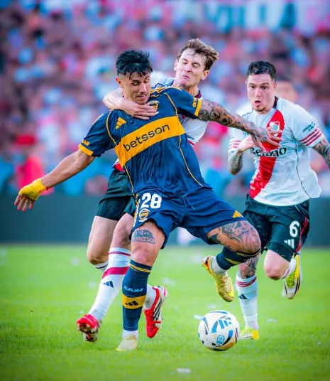 Adam Bareiro y Facundo Colidio en el Superclásico entre Boca y River.