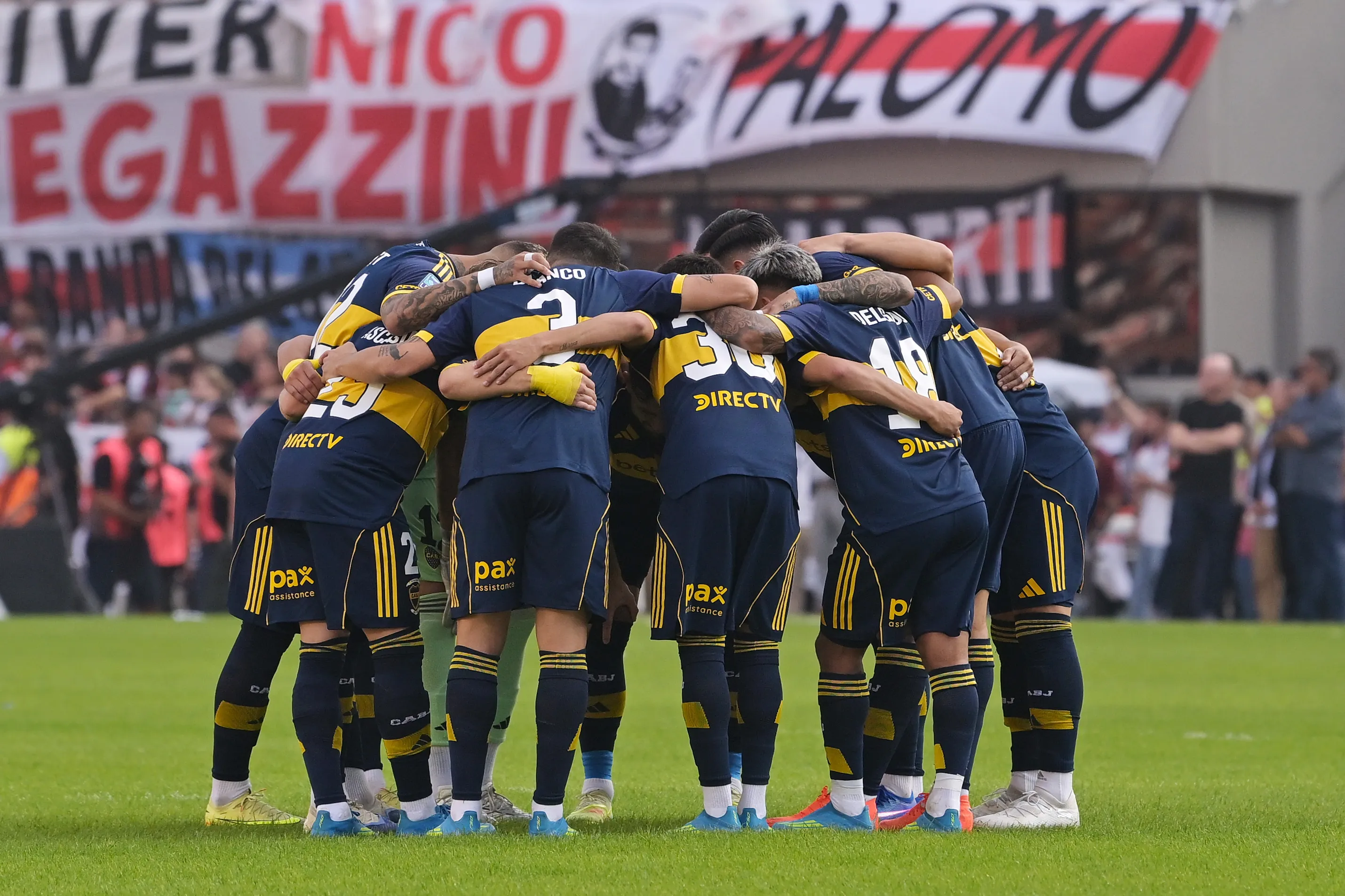 Los jugadores de Boca durante la arenga antes del Superclásico. (Getty Images)