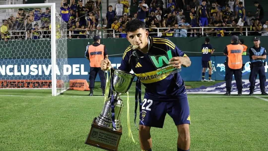 Leonel Flores festejando el Trofeo de Campeones de la Reserva (@leo_flores.07).