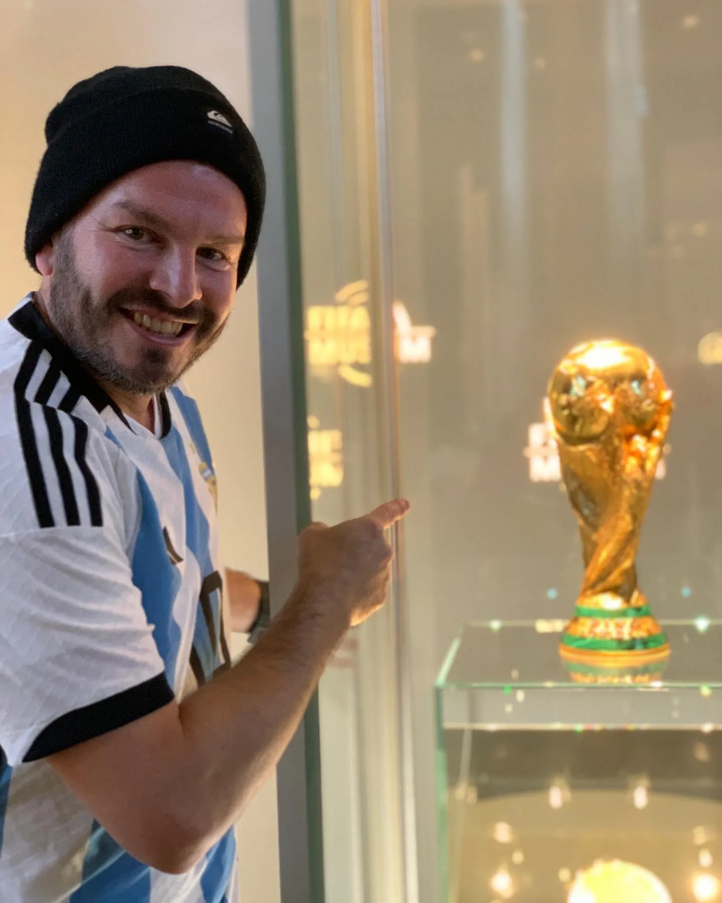 Osella con la Copa del Mundo en Suiza. Foto IG.