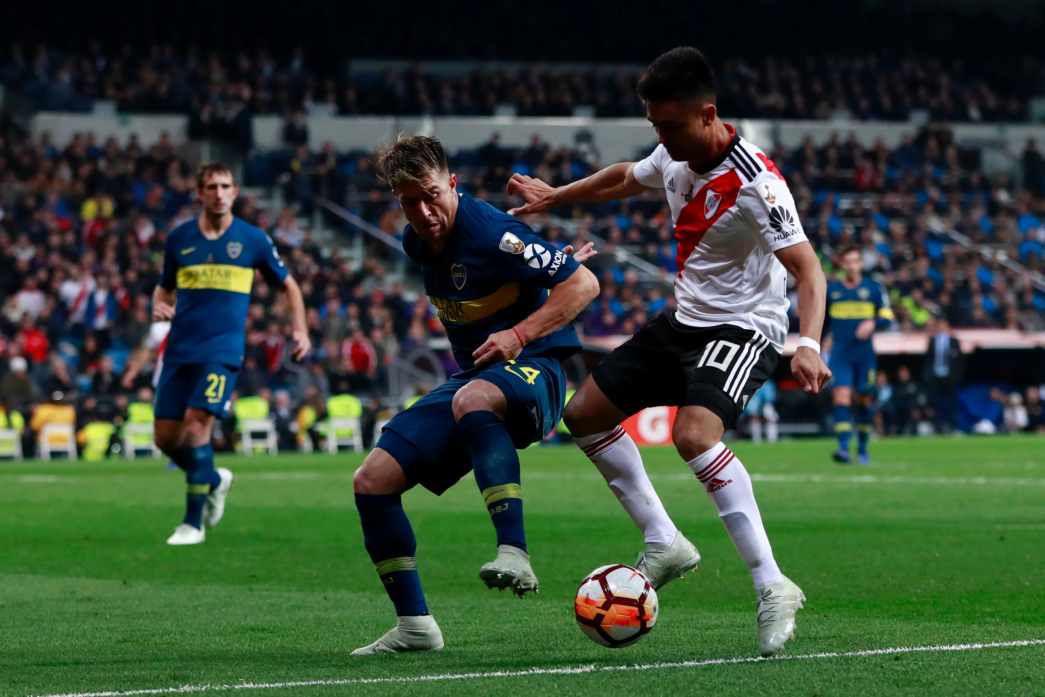 Julio Buffarini ante Pity Martínez en el Bernabéu. (Foto: Getty).
