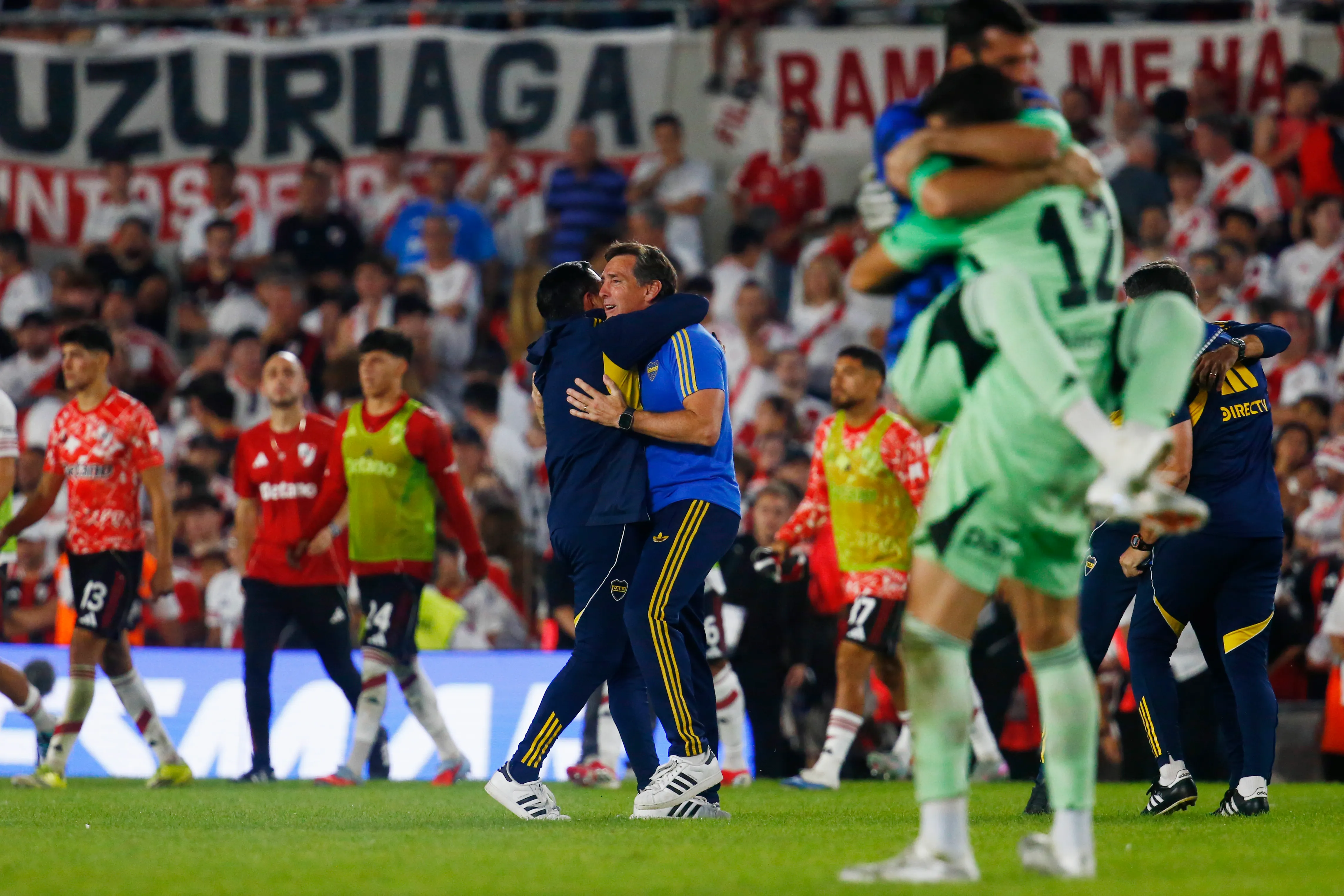 Abrazo entre Claudio Úbeda y Juvenal Rodríguez en el Monumental.