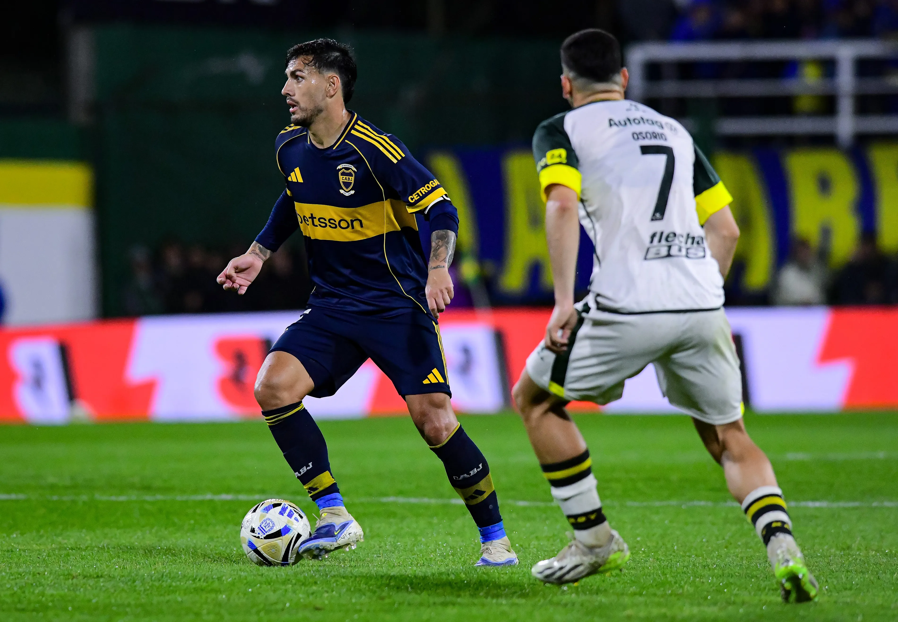 Leandro Paredes y Abiel Osorio en el último cruce entre Defensa y Justicia y Boca, en 2025. (Getty Images)
