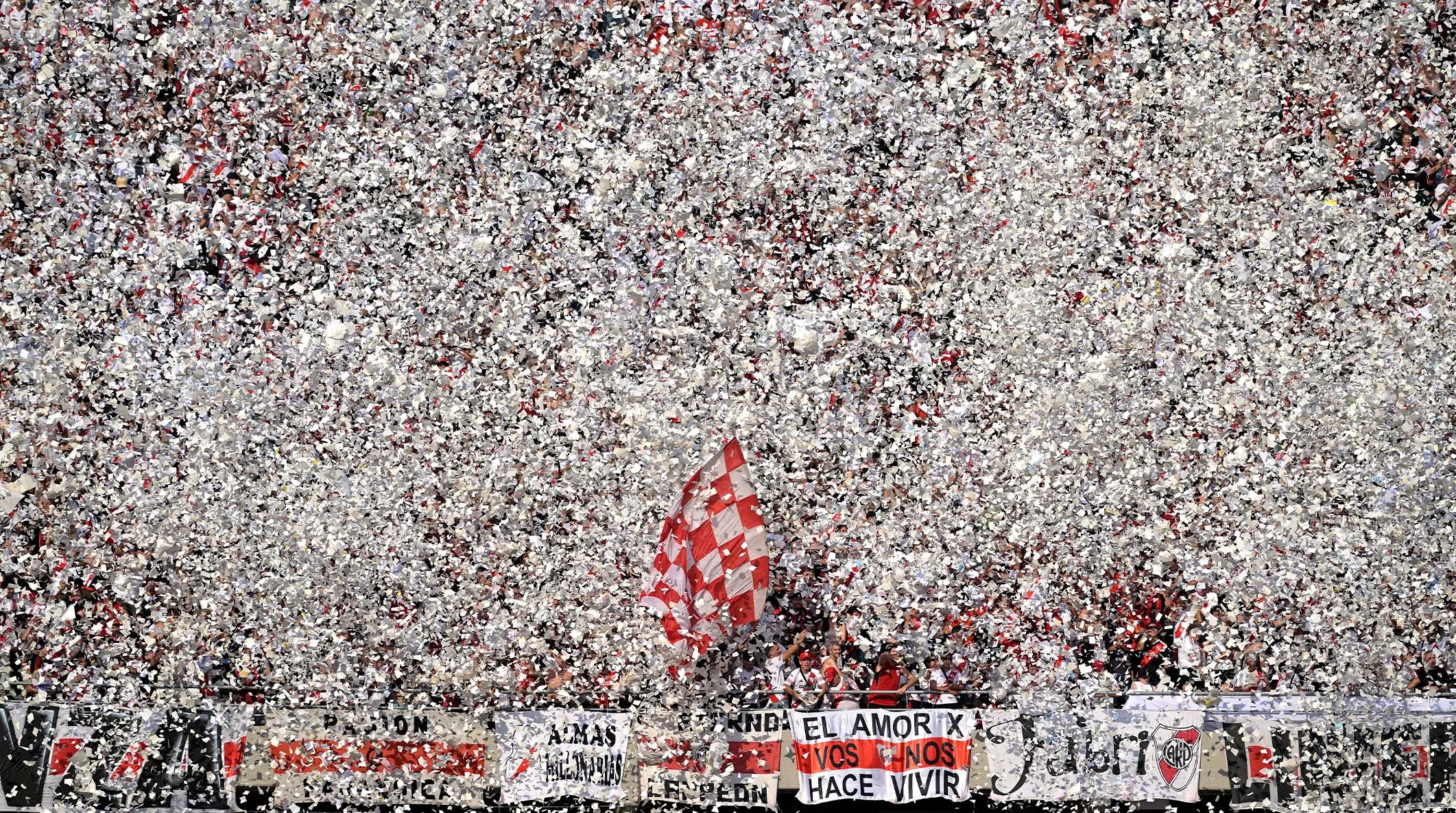 El recibimiento de River, con 52 toneladas de papelitos. (Getty).