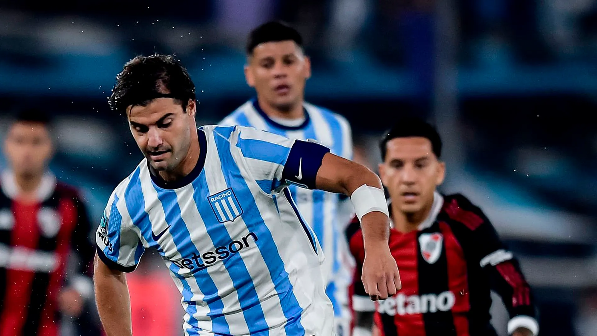 Santiago Sosa, el capitán de Racing, negocia por una actualización salarial.