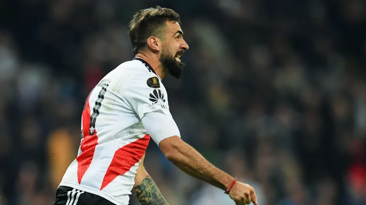 Pratto festejando su gol en cancha de Real Madrid.