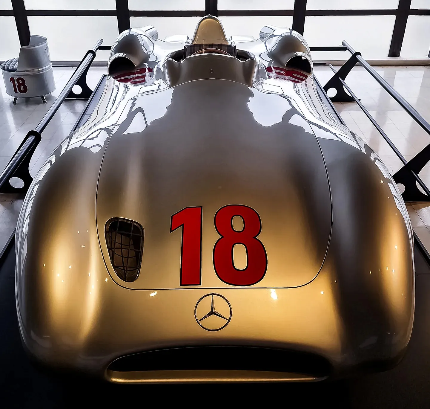 La W165 replica que se exhibe en el Museo Fangio y pilotará Colapinto. (Foto: Gastón Hernández)