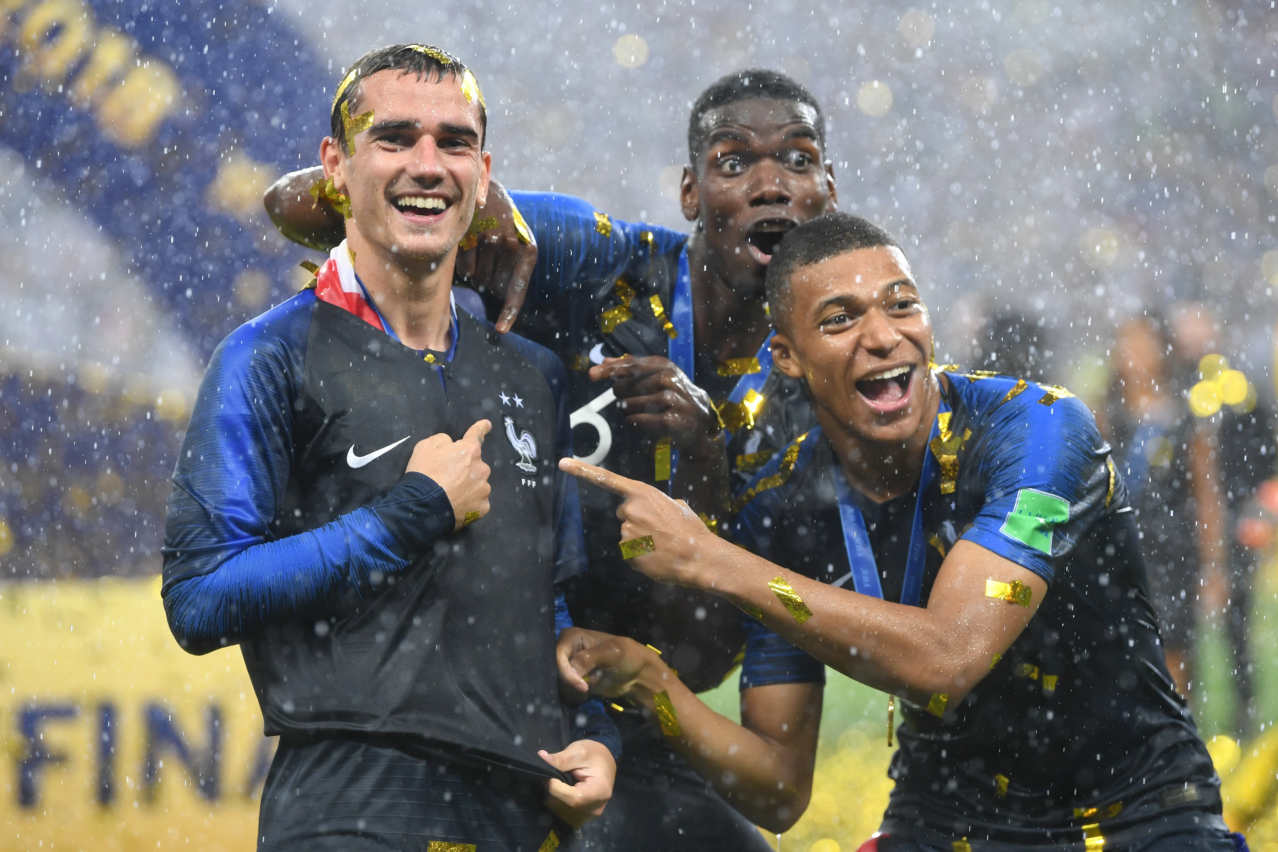 Antoine Griezmann, Paul Pogba y Kylian Mbappé, tras ganar el Mundial 2022 con Francia. (Getty Images)
