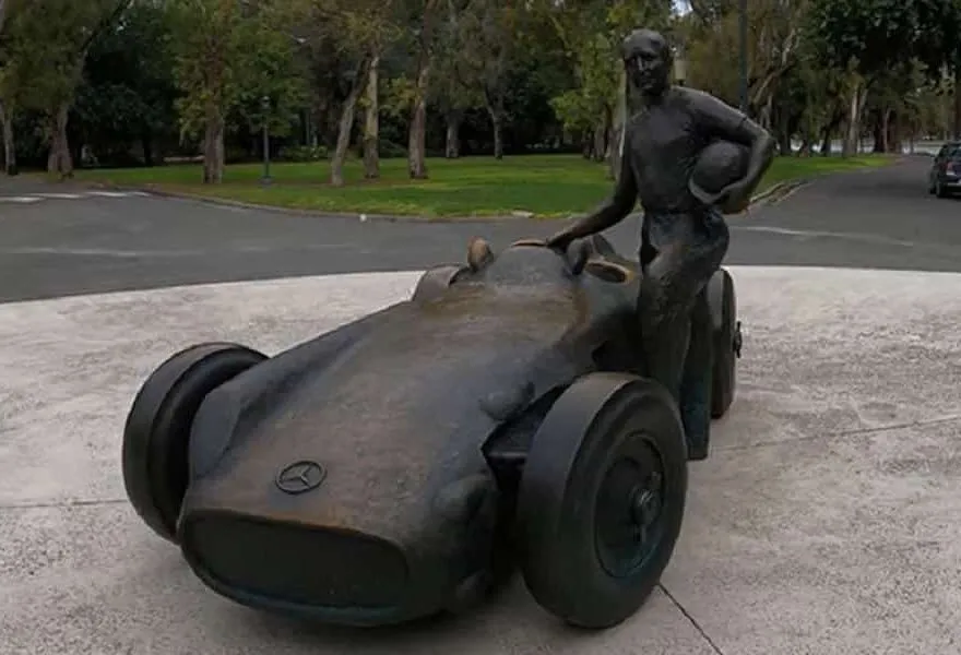 El Monumento a Fangio, el recuerdo que queda de aquellos días de gloria fierrera.