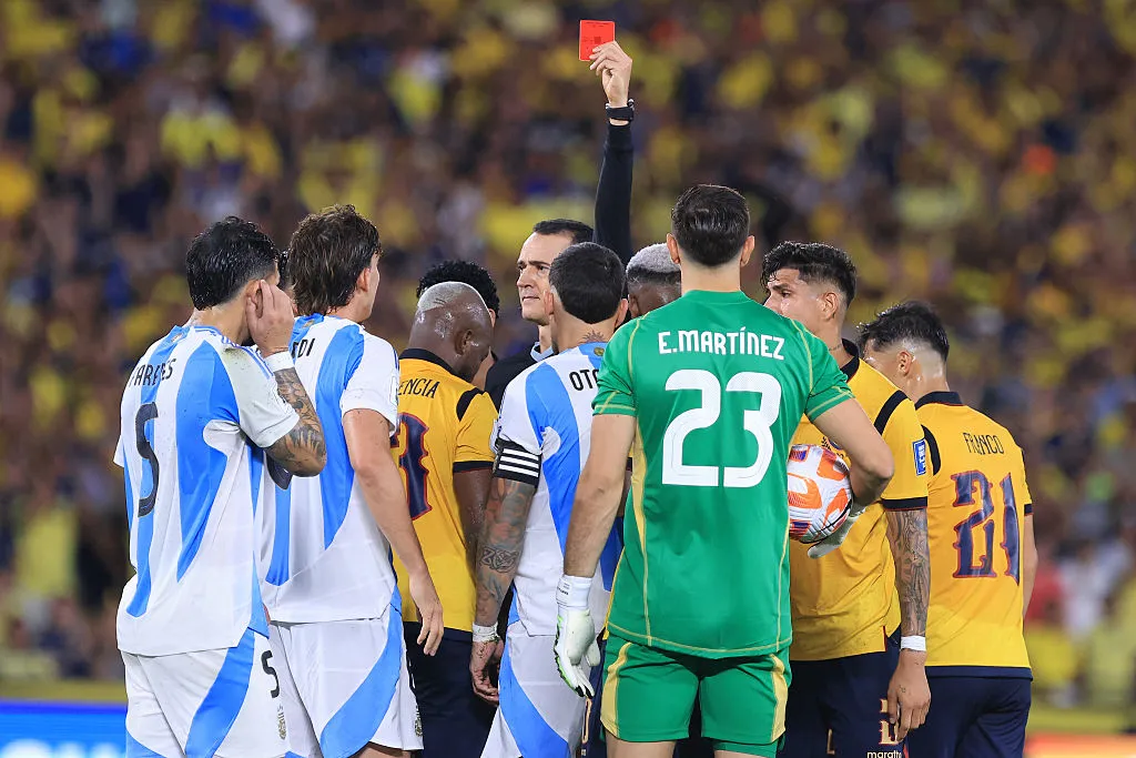 Wilmar Roldán expulsó a Nicolás Otamendi frente a Ecuador. (Franklin Jacome/Getty Images)