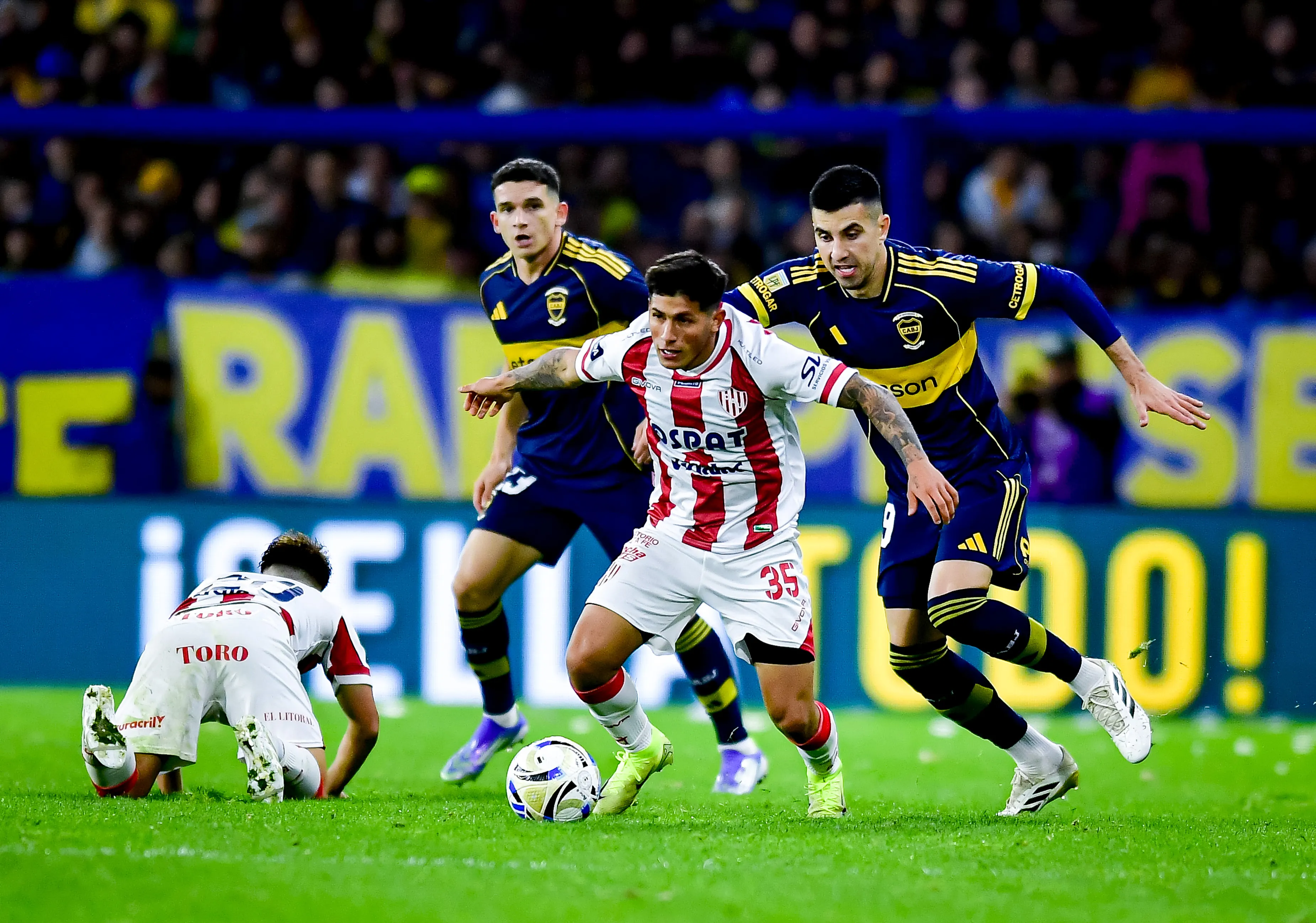 Lautaro Vargas, Rodrigo Battaglia y Lautaro Blanco en un Boca – Unión. (Getty Images)