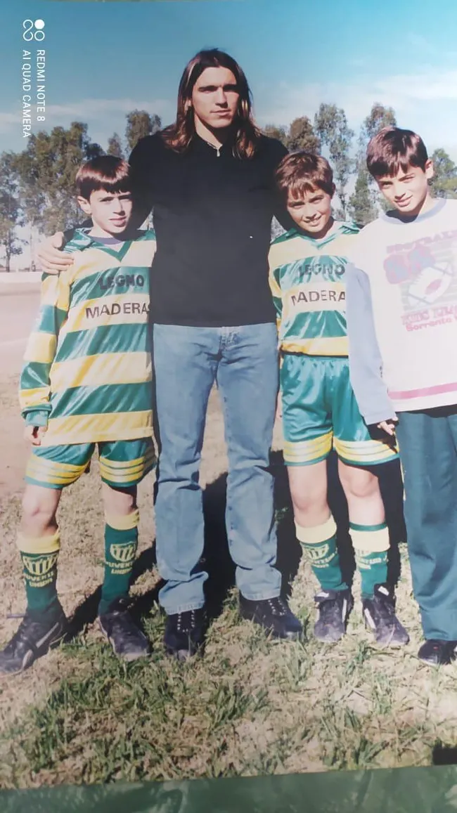 Fernando Troyansky en una de sus vueltas desde Austria ¿Los chicos? Los hermanos Pezzella. (Archivo)