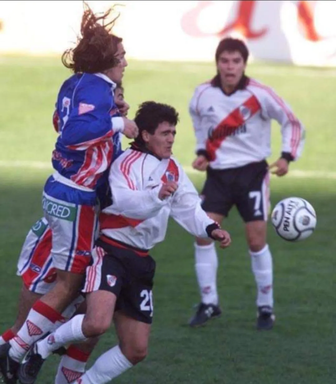 Troyansky contra River, en uno de sus pocos partidos en el fútbol argentino. (Archivo Los Andes)
