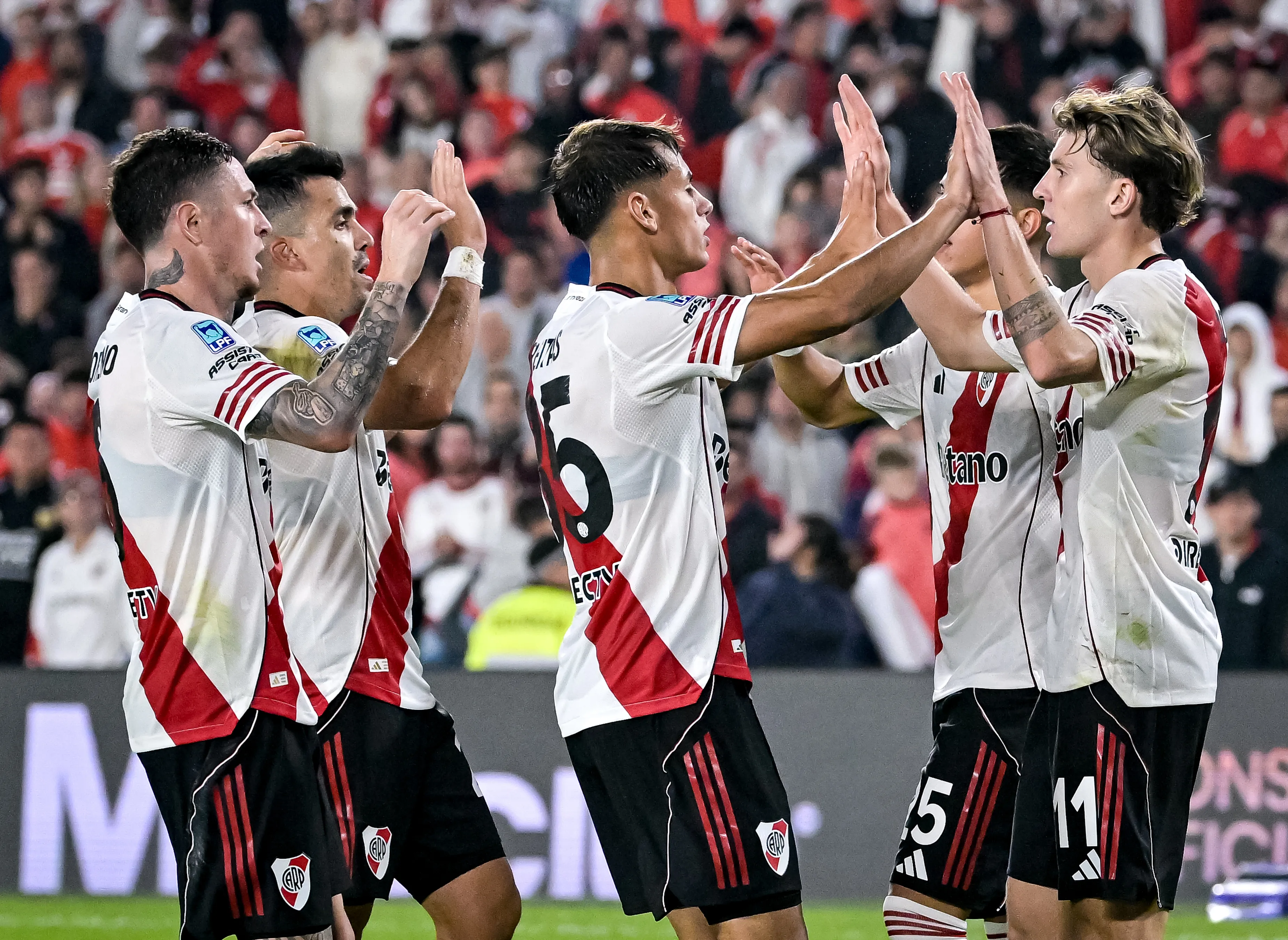 Facundo Colidio festeja su gol ante Aldosivi junto a sus compañeros. (Foto: Getty).