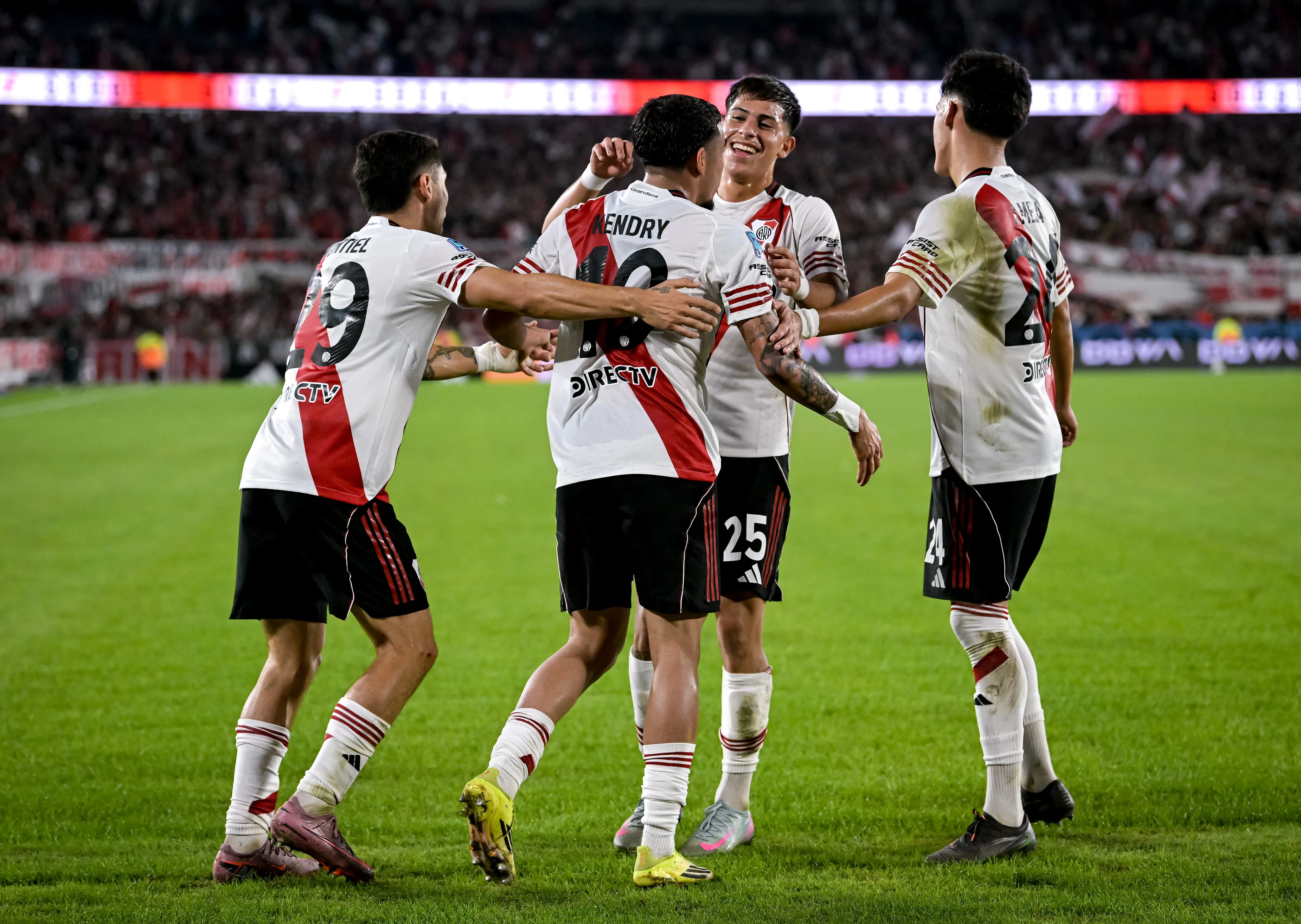 Montiel evita que Kendry baile. (Foto: Getty).