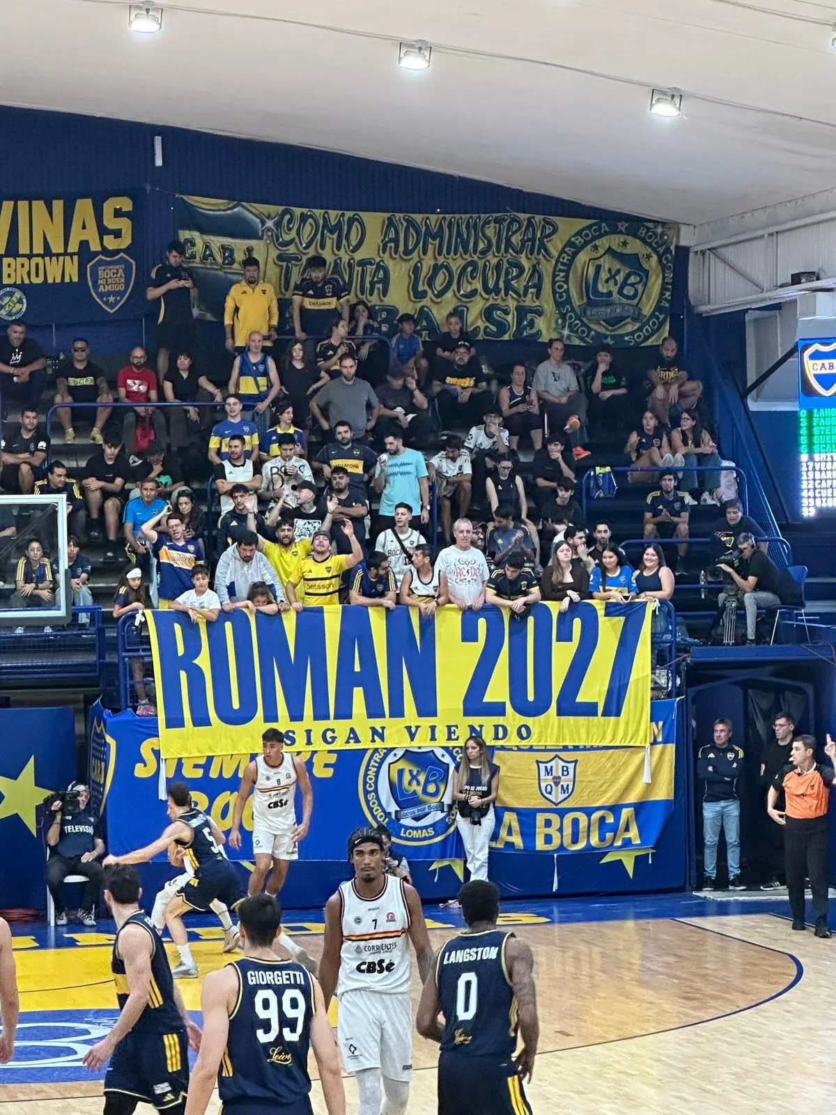 La bandera de “Román 2027 – Sigan viendo” en la Bombonerita.