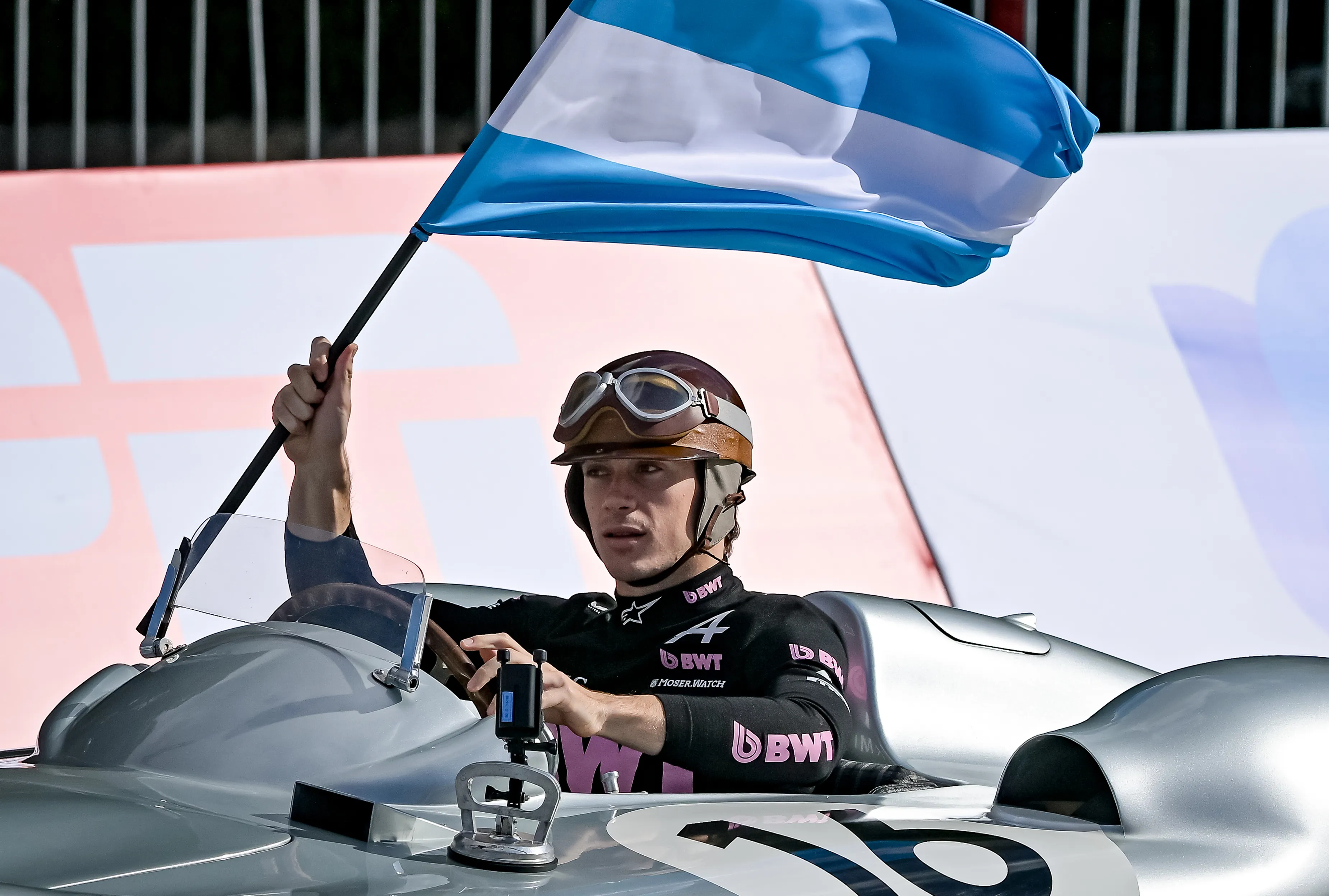 Colapinto con la bandera argentina en la réplica de la Flecha de Plata. (Foto: Getty).