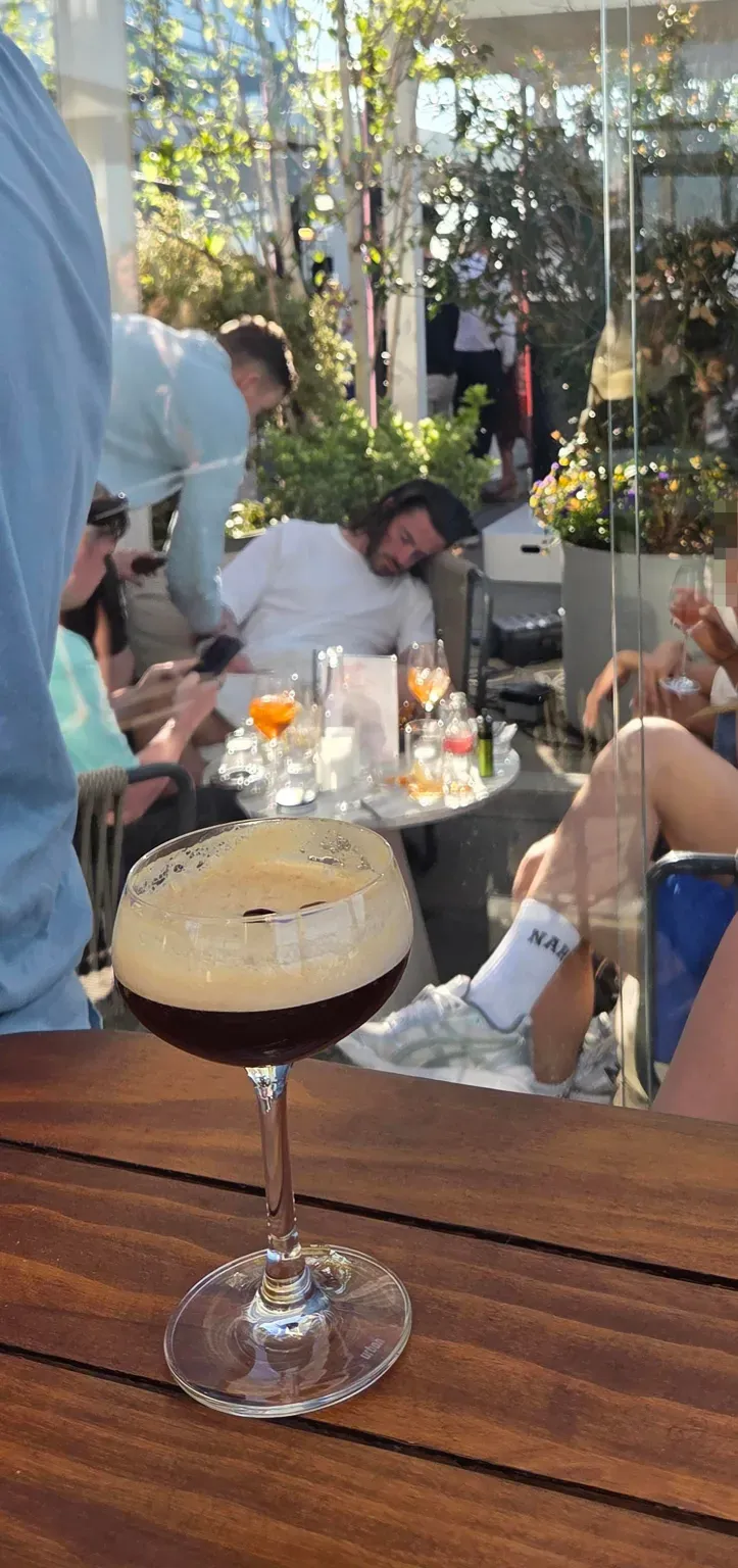 Jack Grealish, futbolista inglés en un bar. (The Sun)