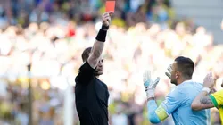 El árbitro Guillaume Paradis expulsó a Anthony Lopes.