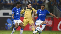 El Changuito Zeballos disputa el balón ante Kaiki y Jonathan Jesús, de Cruzeiro.