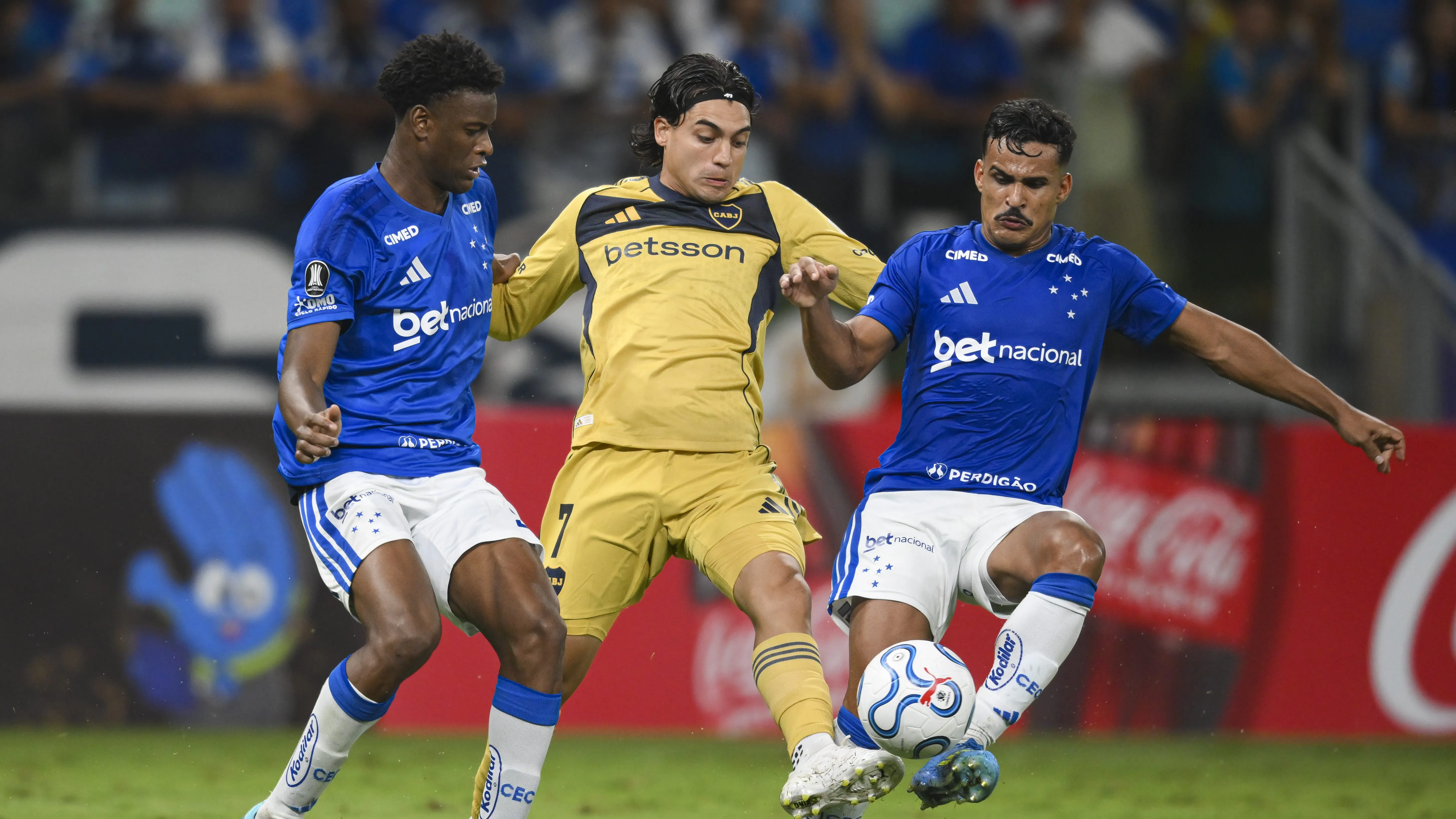 El Changuito Zeballos disputa el balón ante Kaiki y Jonathan Jesús, de Cruzeiro.