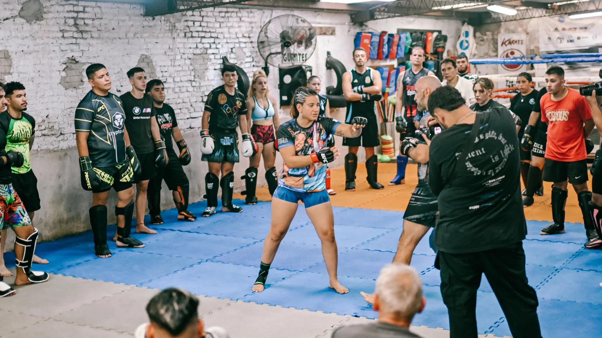 Fiona le explicó a sus alumnos las claves para triunfar en las MMA. (Jorge Rognone)