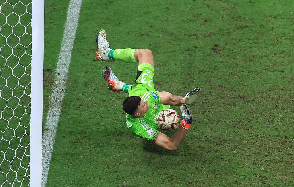 Los movimientos de Dibu Martínez en los penales ya no son permitidos. (Getty)