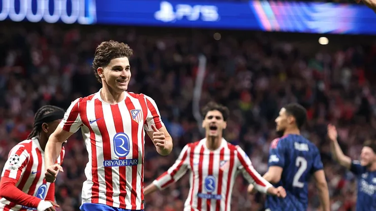 Julián Álvarez anota su gol ante Arsenal.
