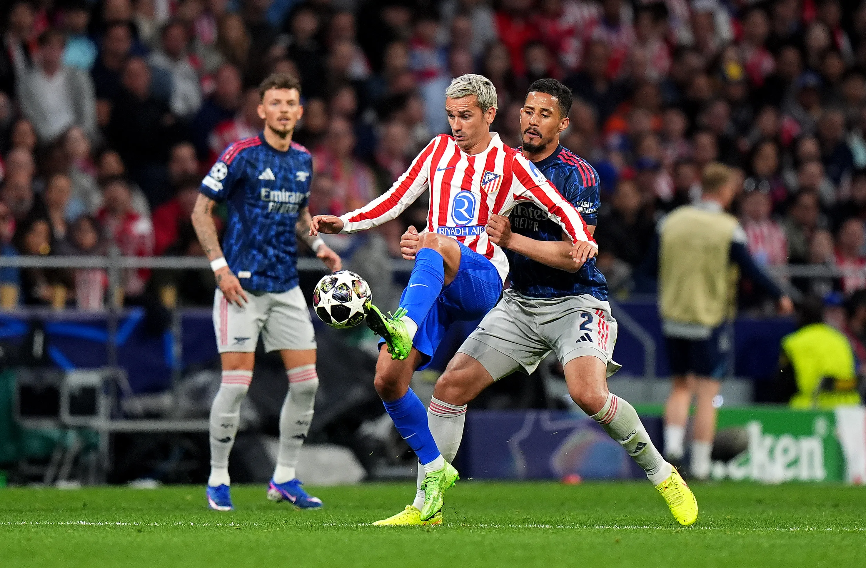 Antoine Griezmann ante William Saliba. (Foto: Getty)