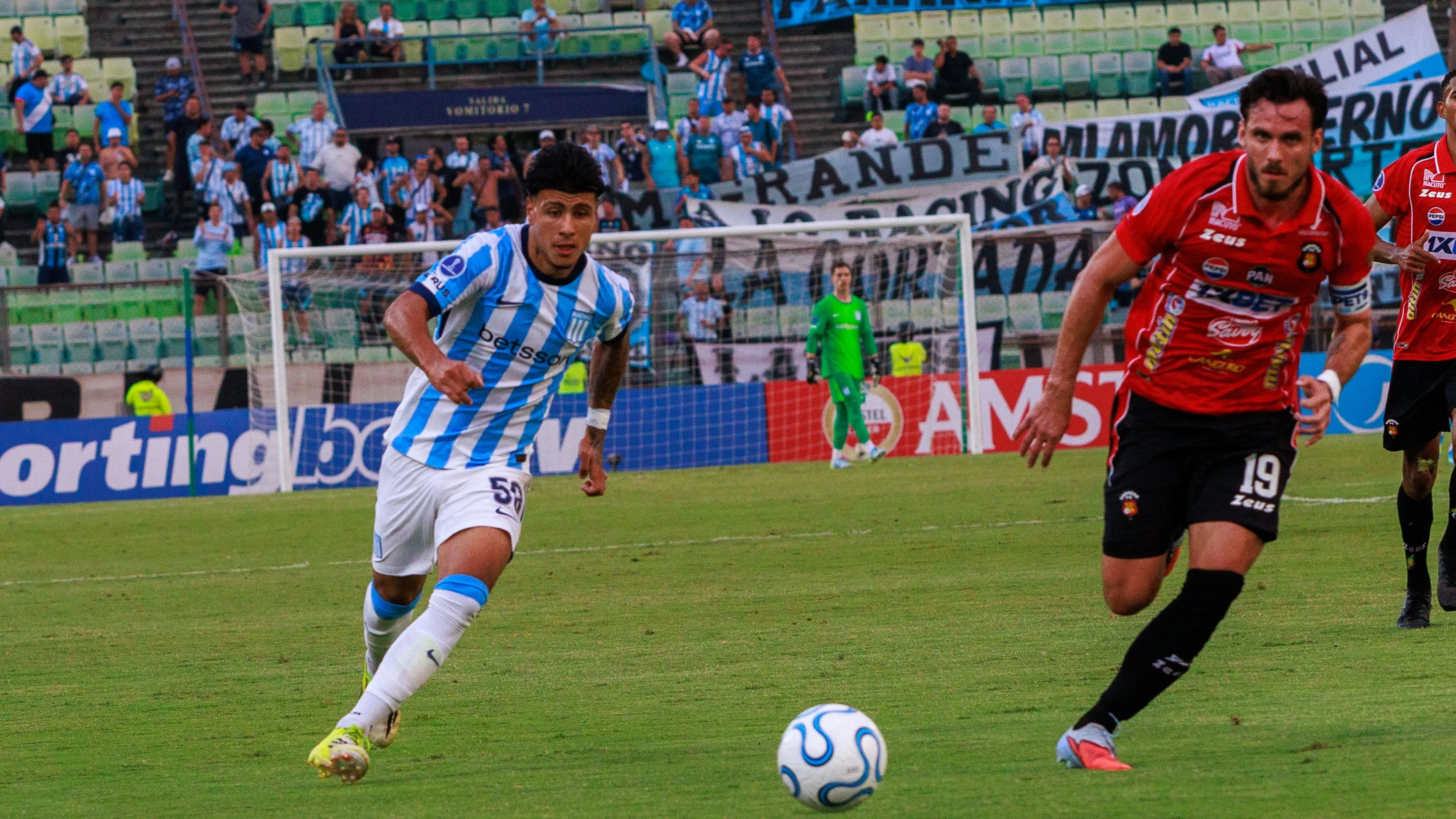 Tomás Pérez, delantero de Racing, frente a Caracas.