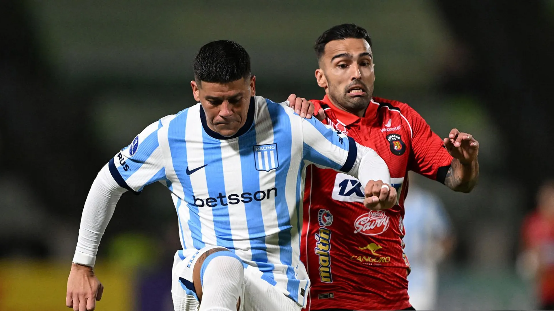 Marcos Rojo en plena disputa del balón con Adrián Fernández.