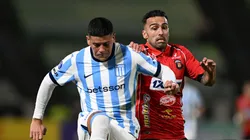 Marcos Rojo en plena disputa del balón con Adrián Fernández.