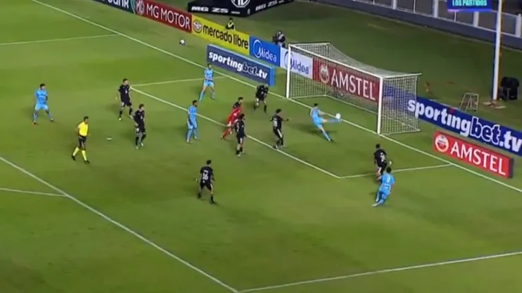 Insólito gol errado en la Sudamericana.