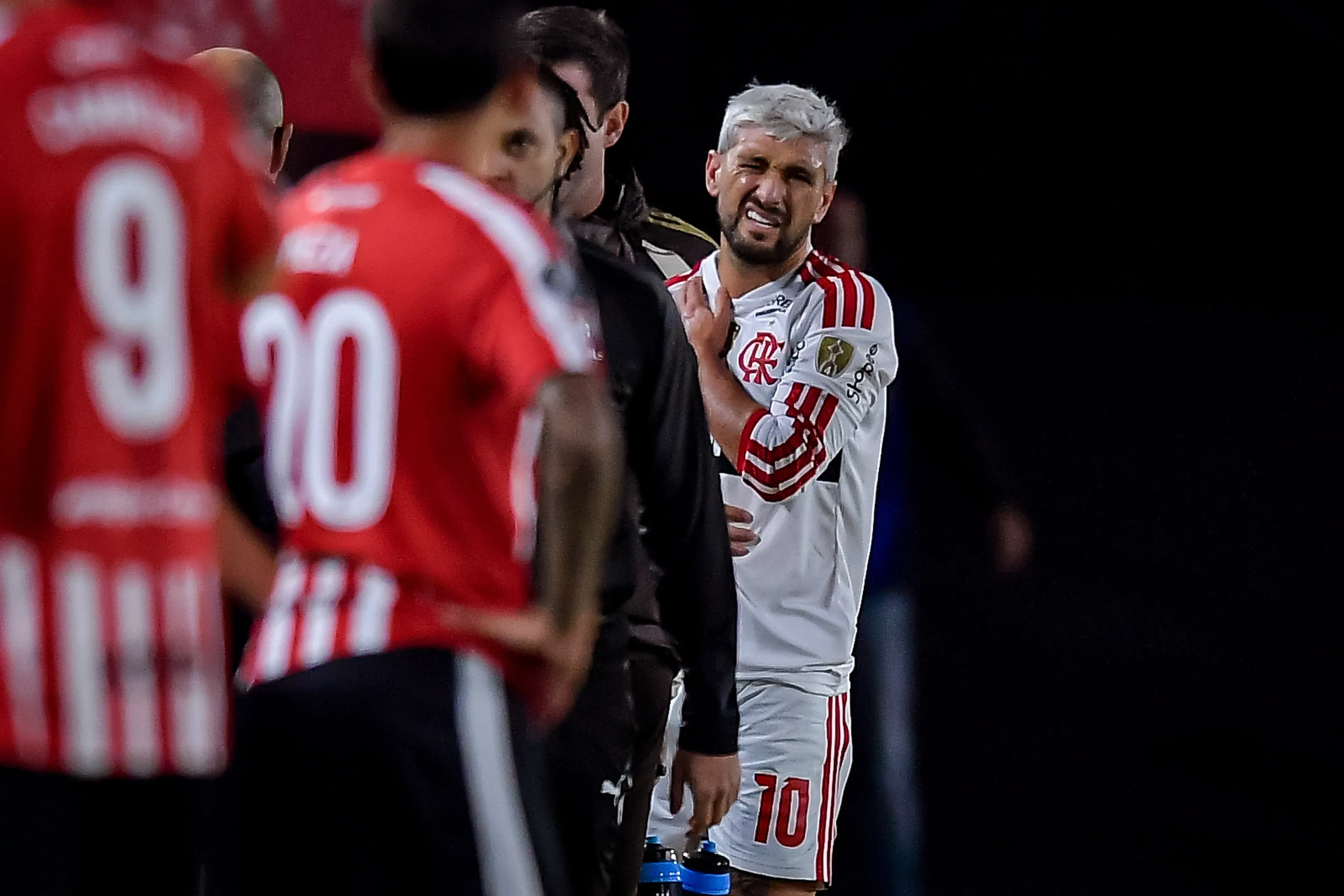 Giorgian De Arrascaeta en el momento que debió dejar el campo de juego vs. Estudiantes.  Getty Images.