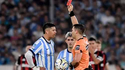 Zunino le muestra la roja a Marcos Rojo