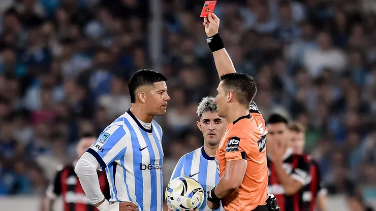 Zunino le muestra la roja a Marcos Rojo