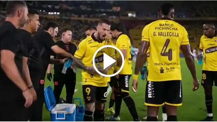 Darío Benedetto se molestó con sus compañeros en la derrota de su equipo.