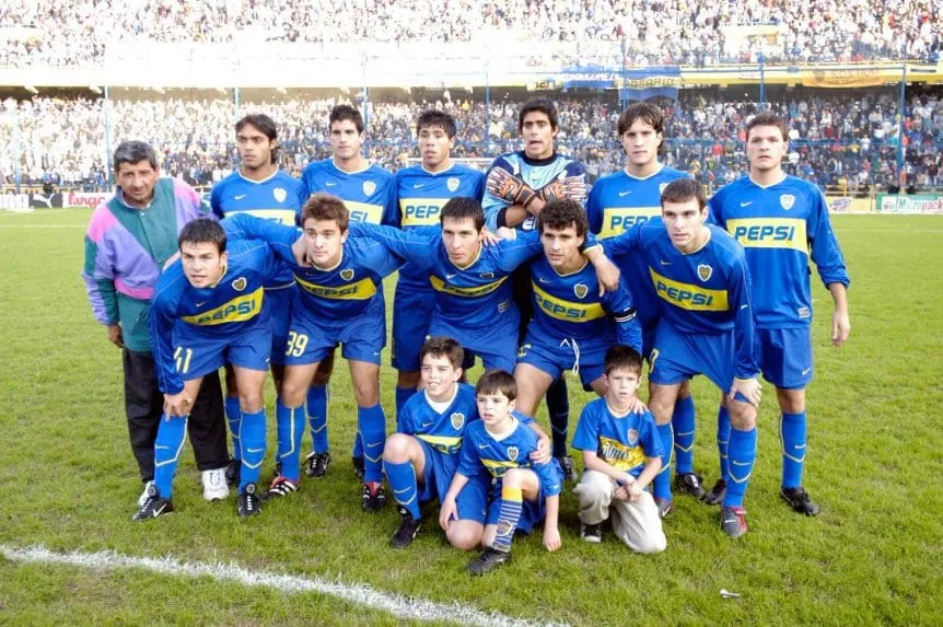 Aquel Boca con muchos debutantes. Osella, con el 41 al lado de Caffa. Foto Archivo.