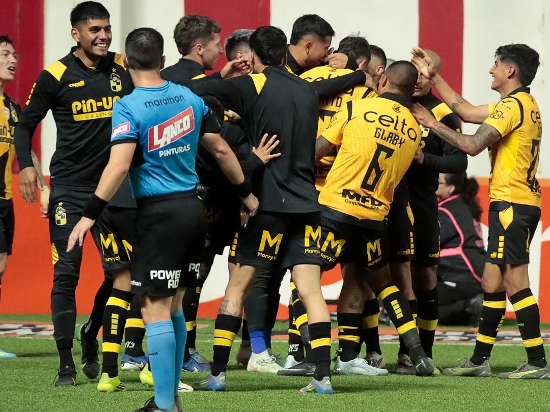 Todos abrazando a Pratto. Fotos Coquimbo.