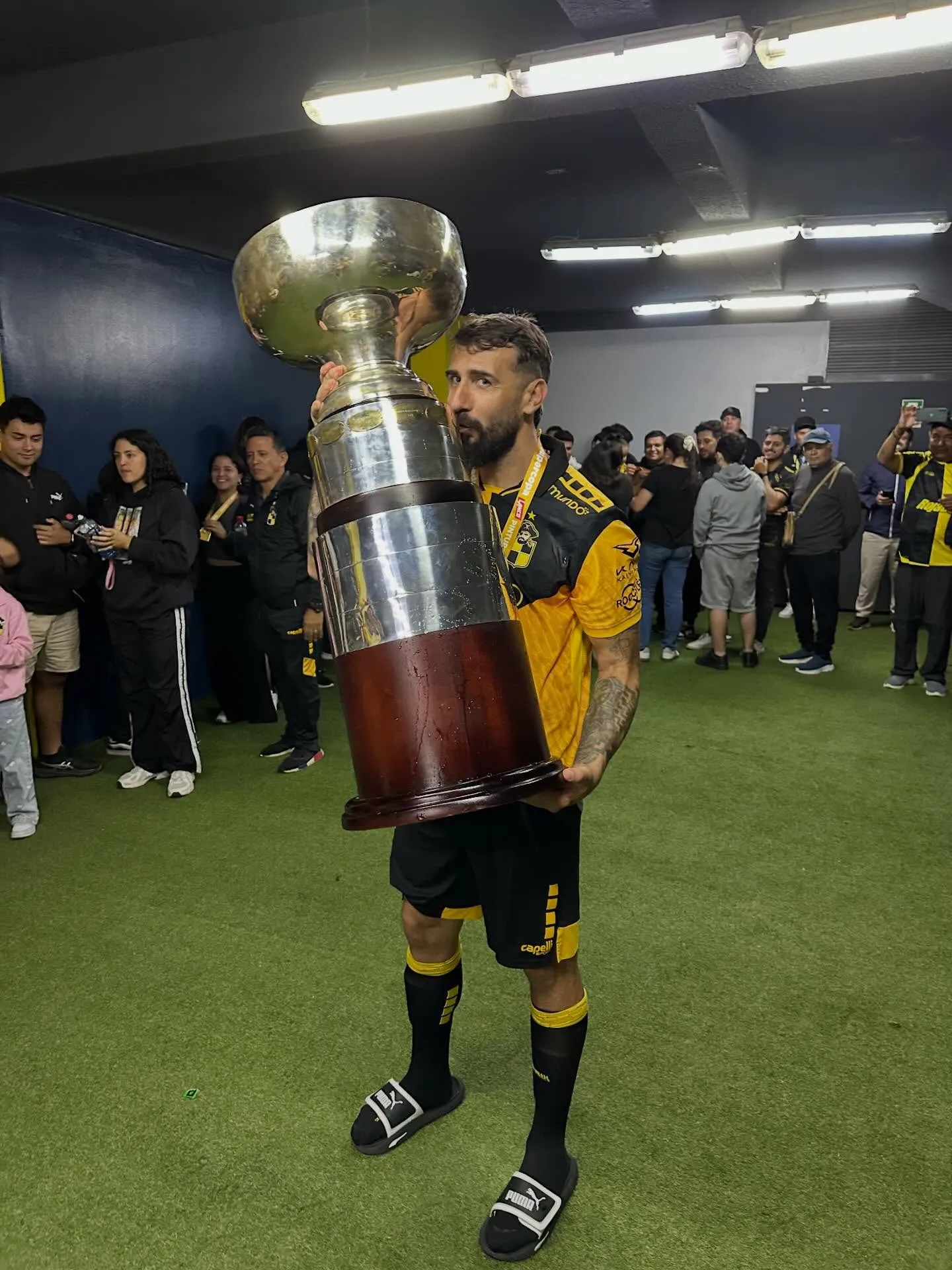Pratto con su primer título en Coquimbo. Foto Lucas Pratto.