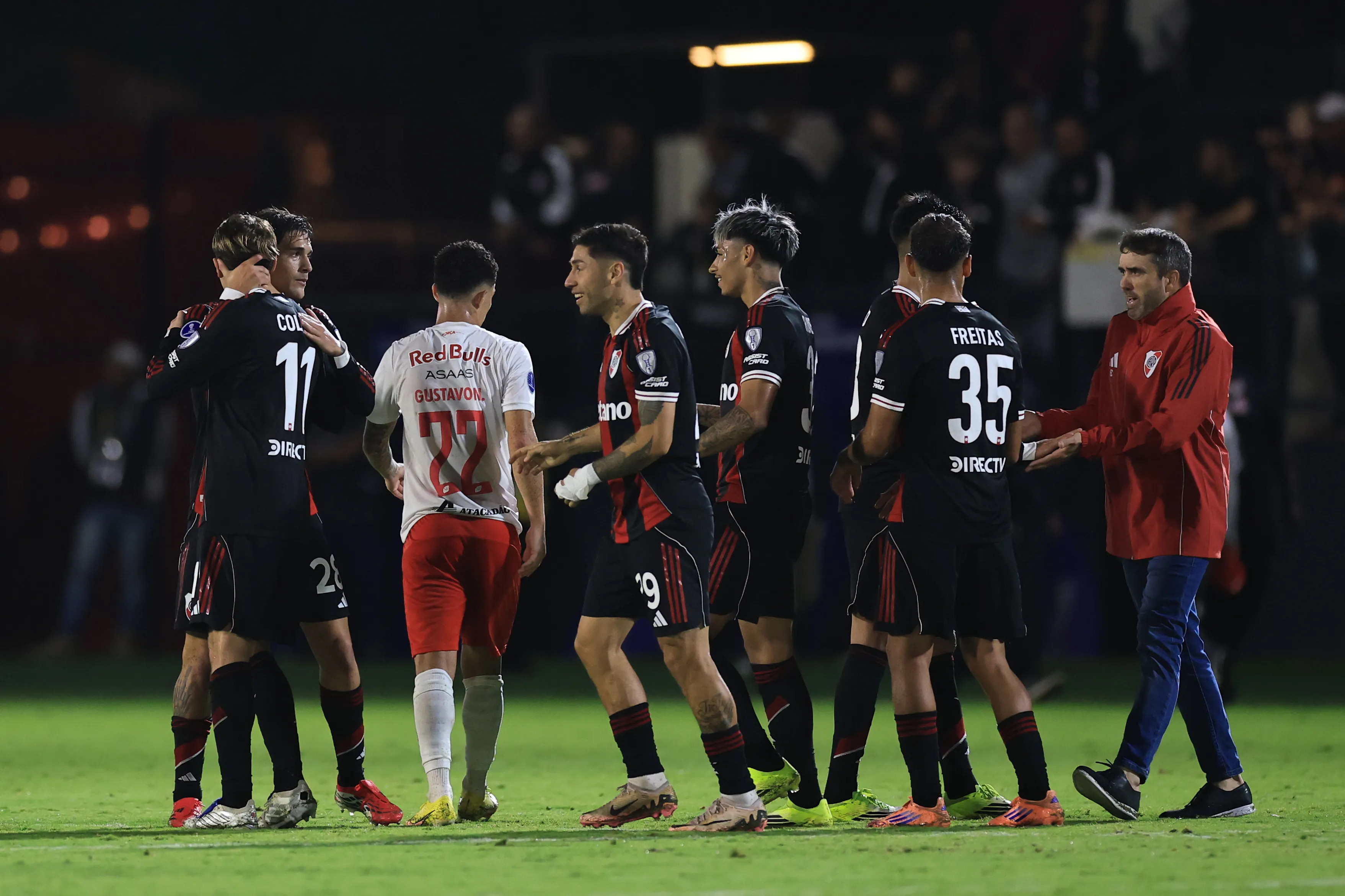 Coudet junto a sus jugadores. (Foto: Getty)