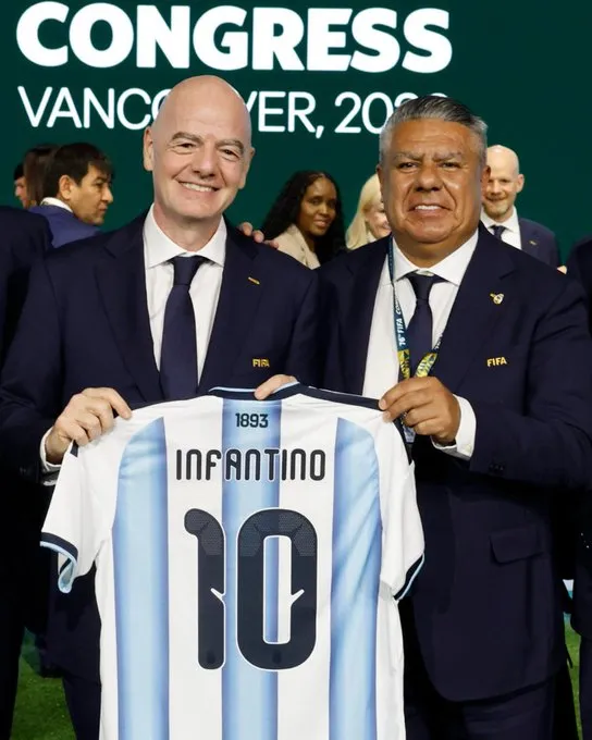 Chiqui Tapia junto a Infantino en el Congreso FIFA de Vancouver.