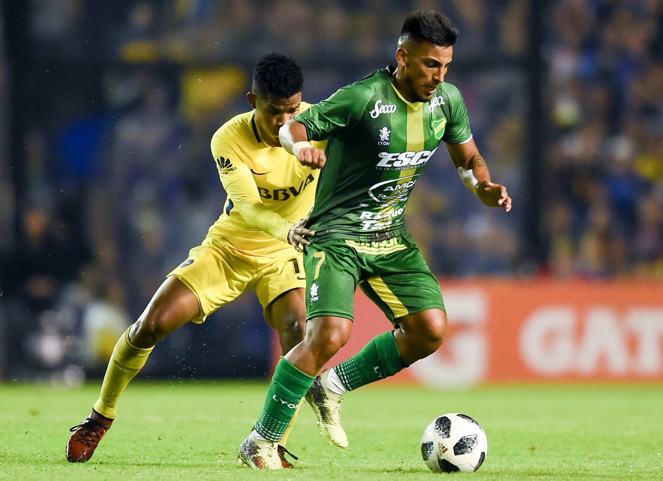 Juan Kaprof jugando para Defensa y Justicia ante Boca.