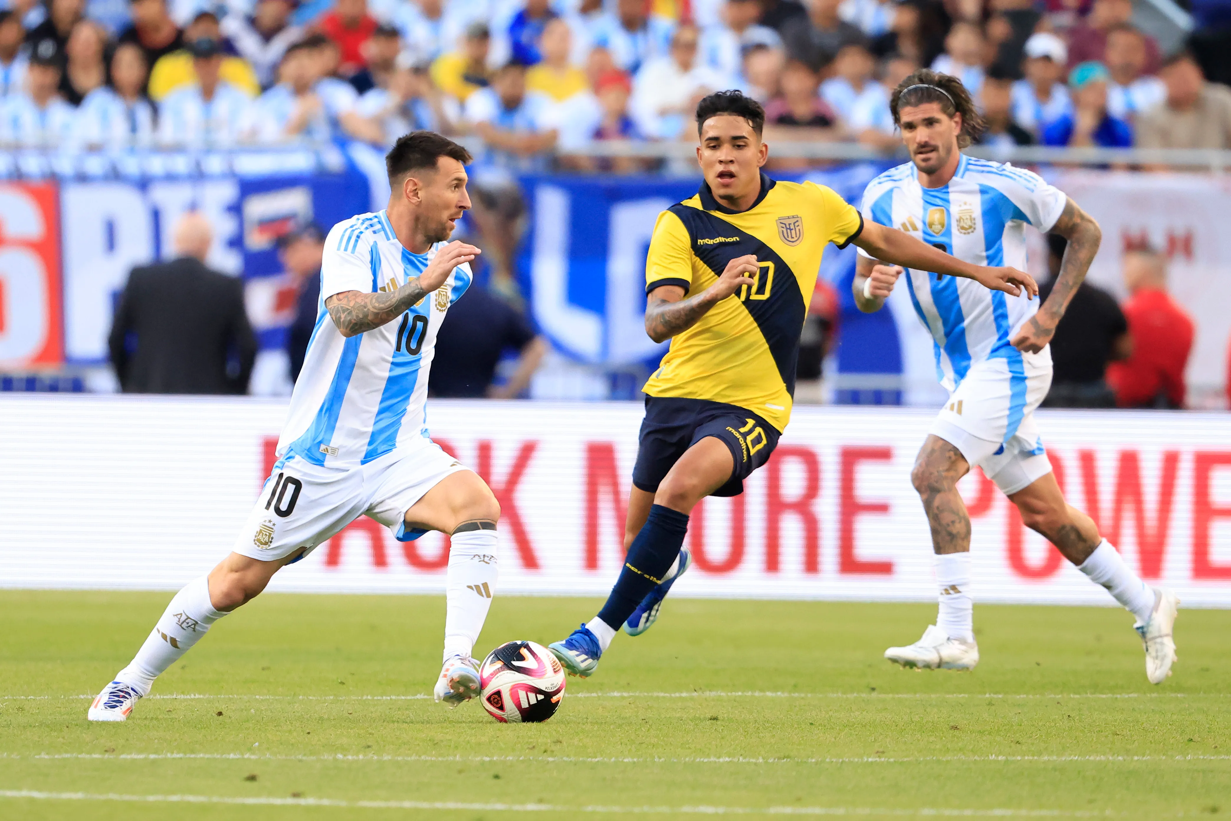 Kendry Páez y Lionel Messi, en un Ecuador – Argentina. (Getty Images)