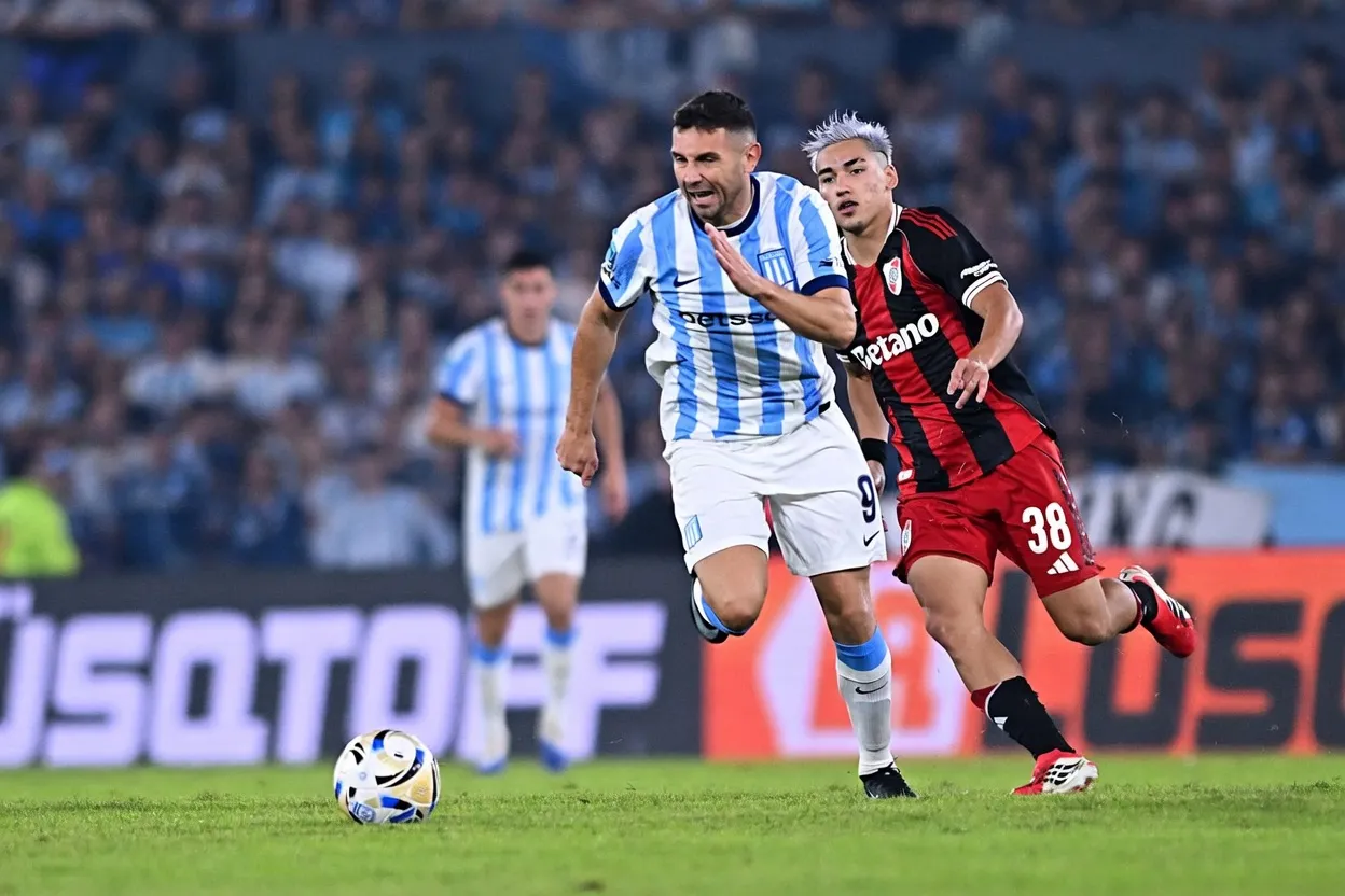 Maravilla Martínez se lleva el balón frente a Ian Subiabre. (Getty Images)