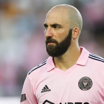 Gonzalo Higuaín fue visto con un irreconocible look